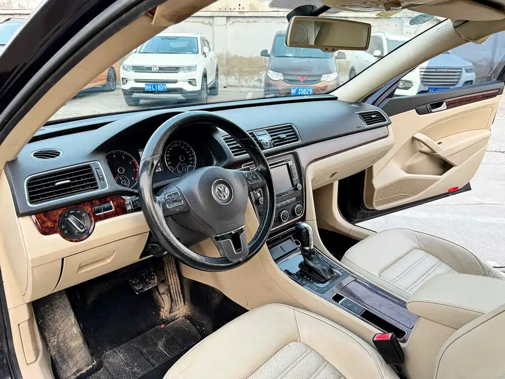VOLKSWAGEN PASSAT 2012