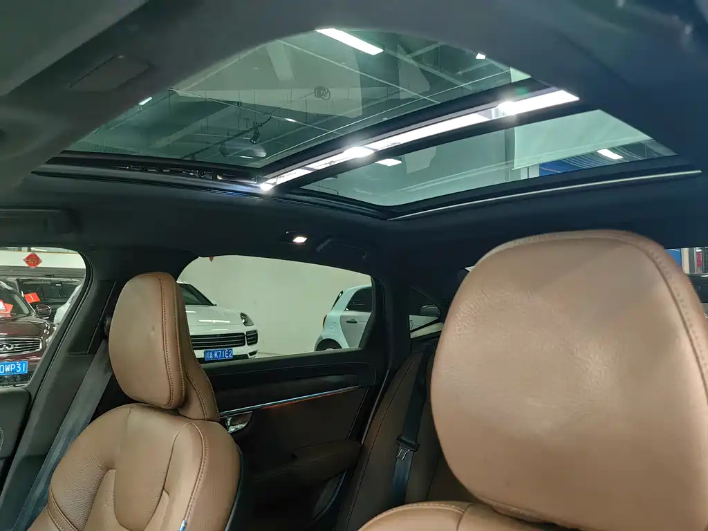 VOLVO S90 2023