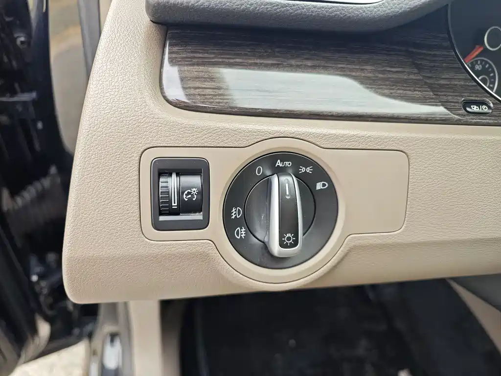 VOLKSWAGEN MAGOTAN 2013