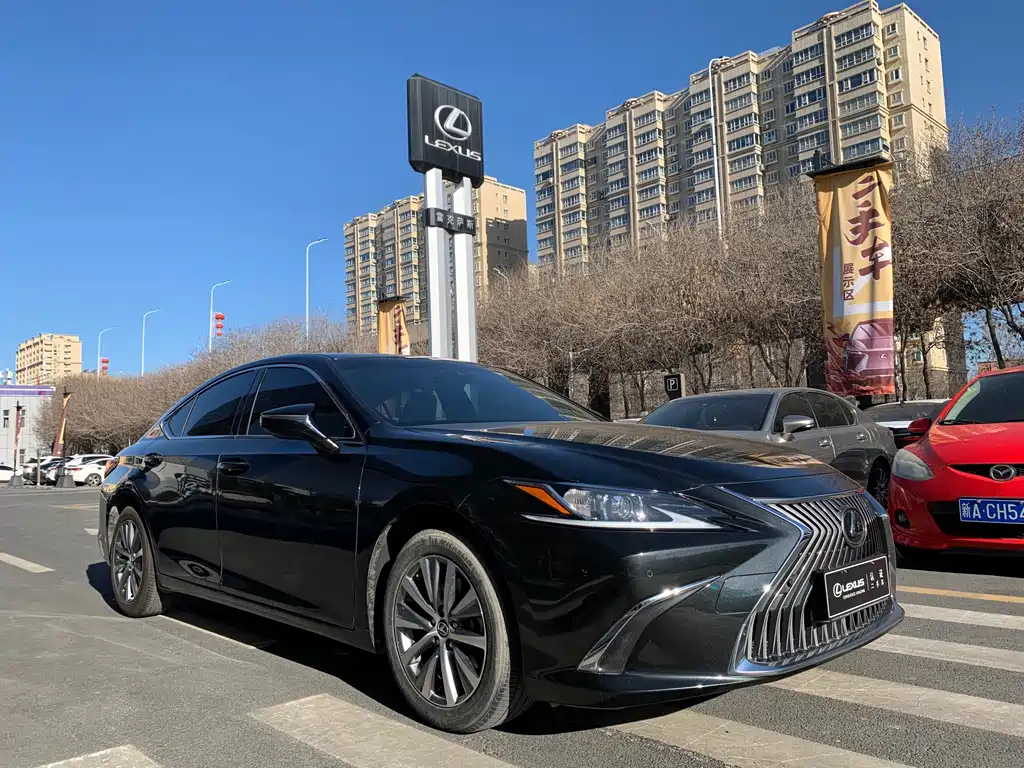 LEXUS ES 2020