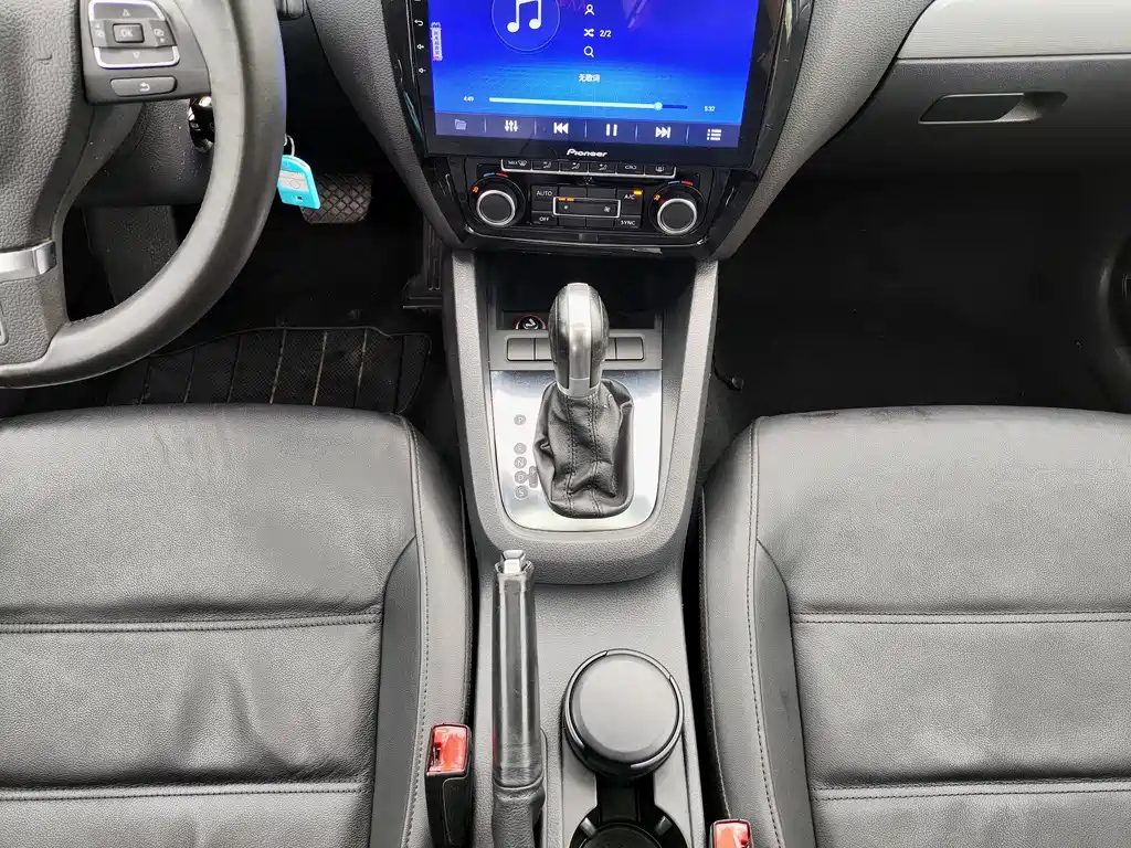 VOLKSWAGEN SAGITAR 2014