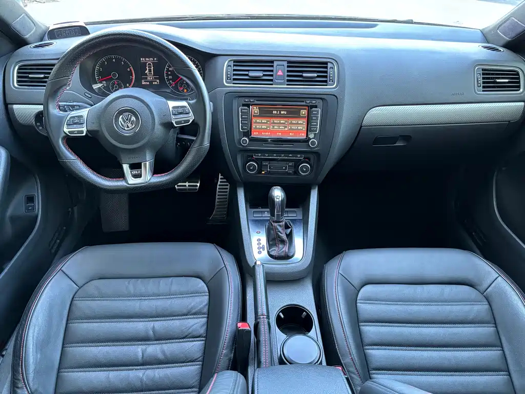 VOLKSWAGEN SAGITAR 2013
