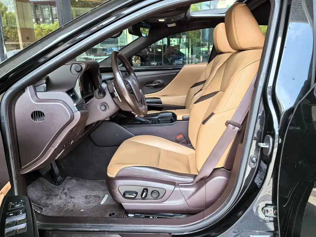 LEXUS ES 2020