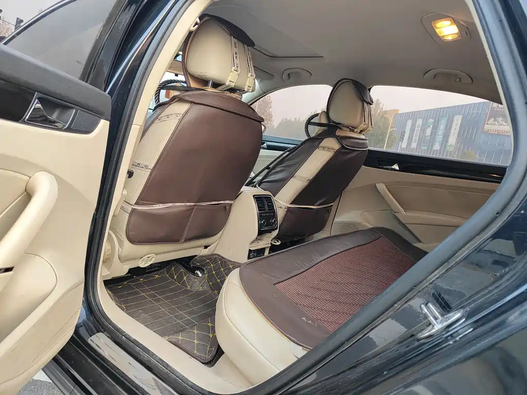 VOLKSWAGEN PASSAT 2012