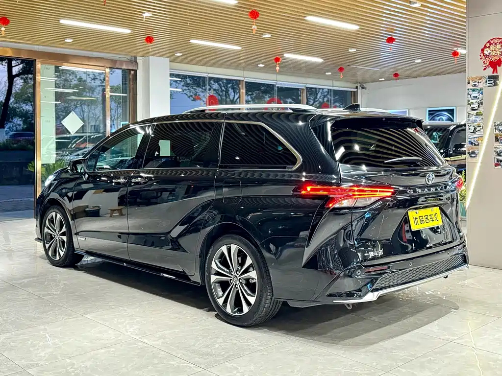 TOYOTA GRANVIA 2023