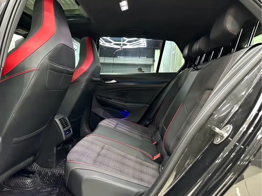 VOLKSWAGEN GOLF 2023
