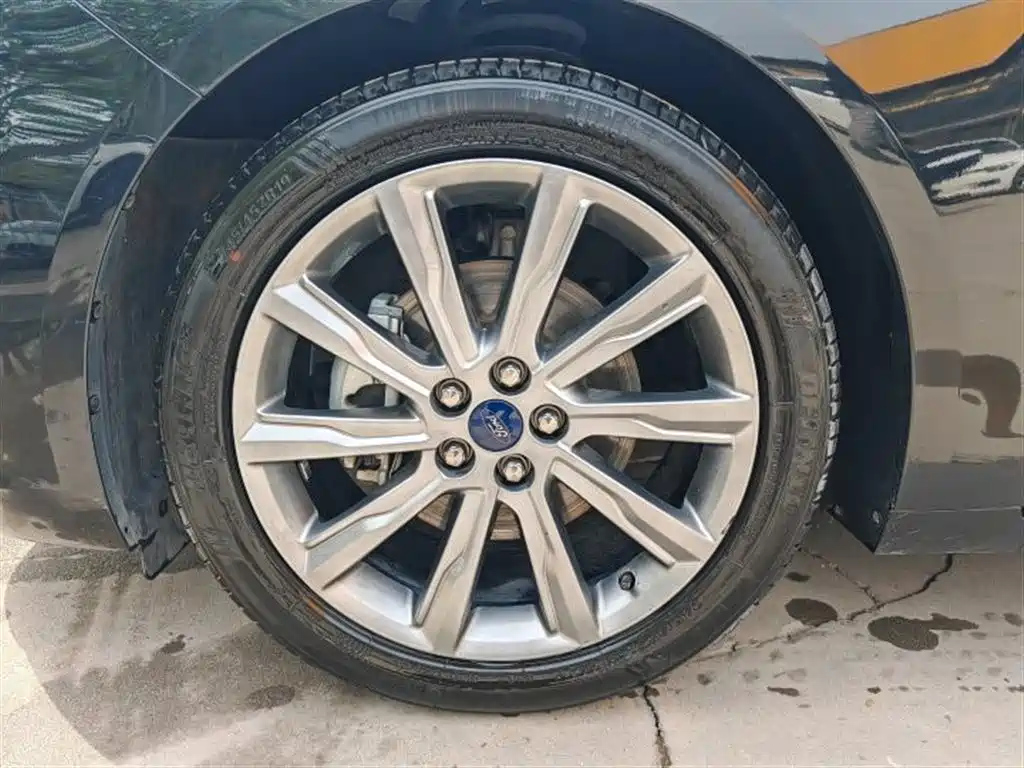 FORD TAURUS 2021