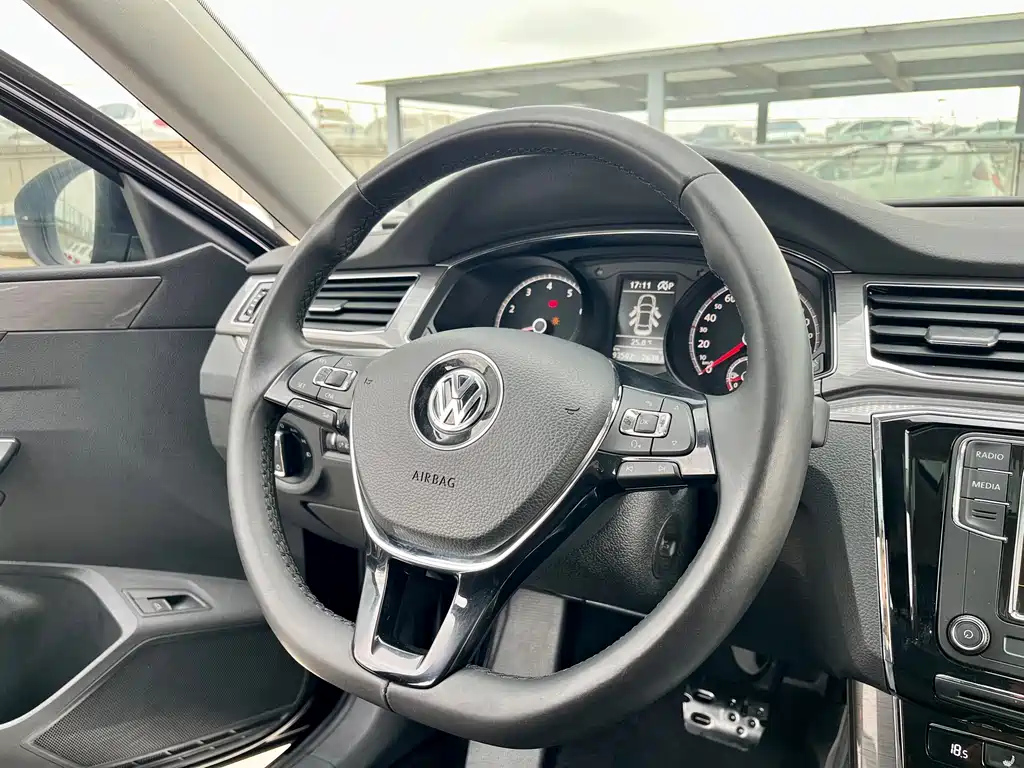VOLKSWAGEN PASSAT 2017