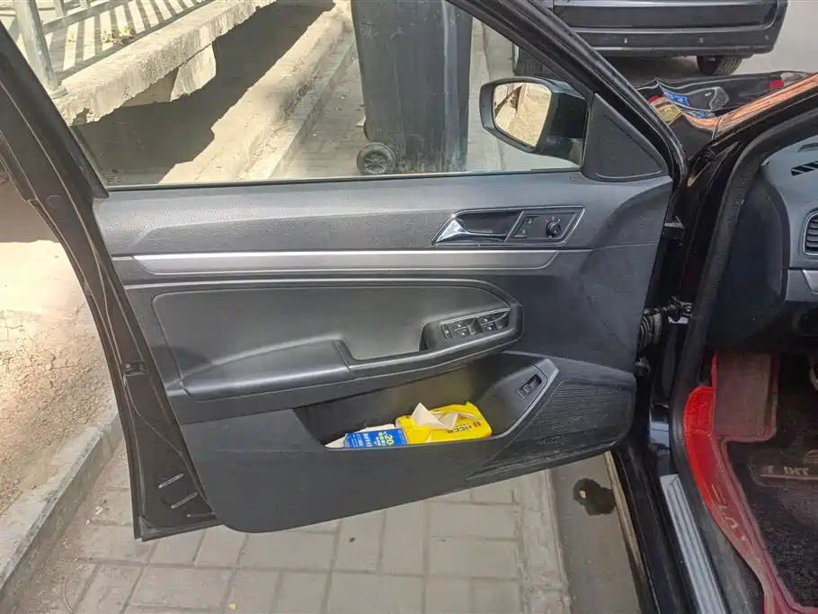 VOLKSWAGEN LAVIDA 2015