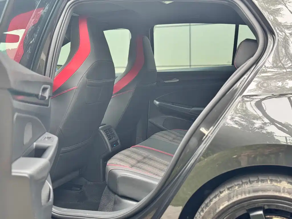 VOLKSWAGEN GOLF GTI 2021