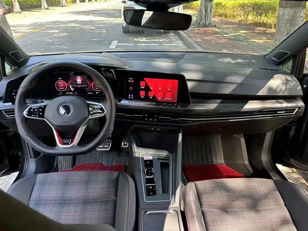 VOLKSWAGEN GOLF 2023