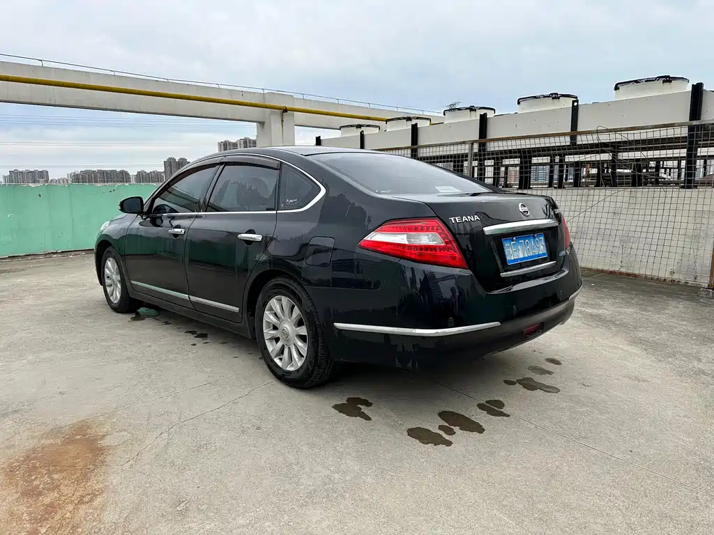 NISSAN TEANA 2010
