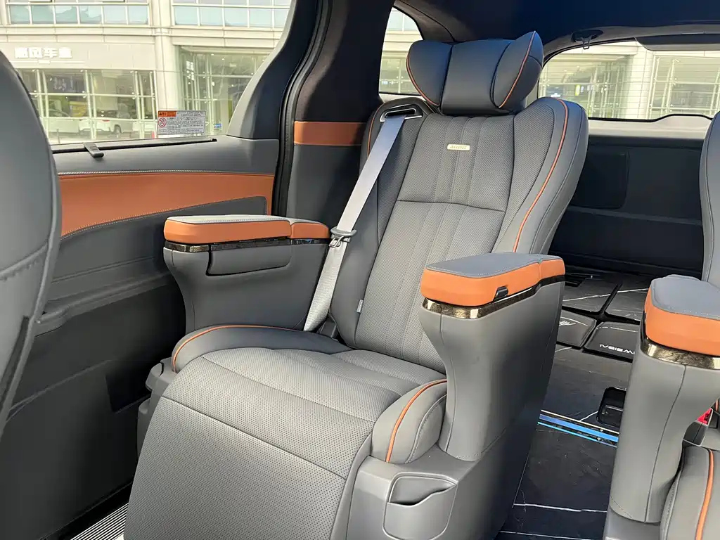 TOYOTA GRANVIA 2024