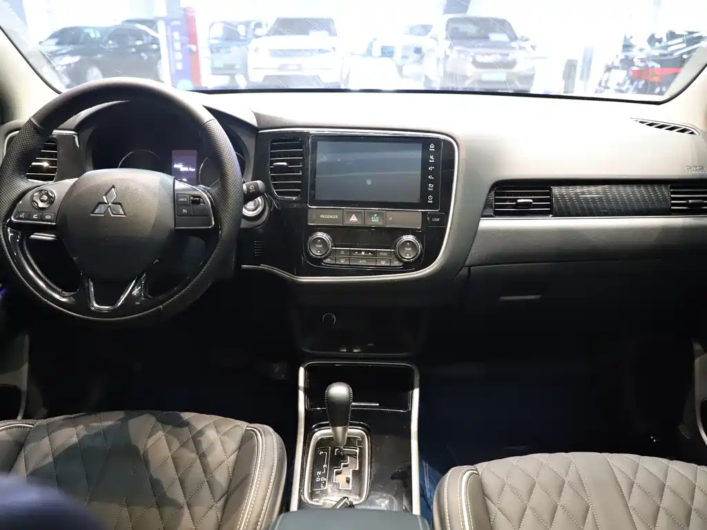 MITSUBISHI OUTLANDER 2023