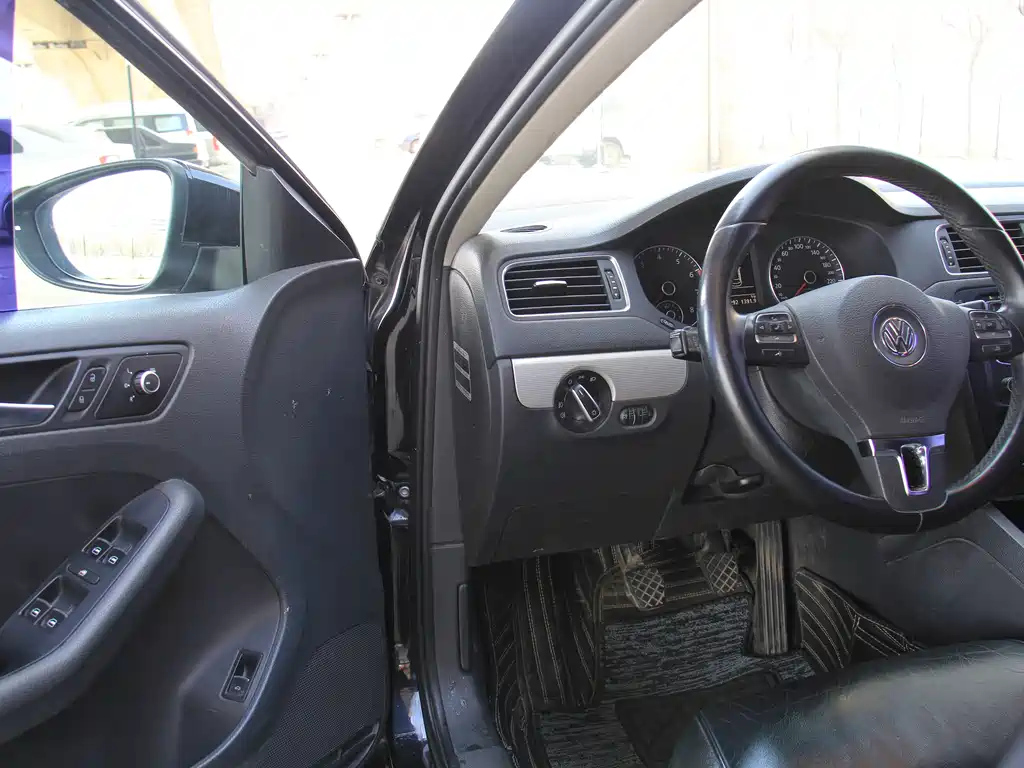 VOLKSWAGEN SAGITAR 2013