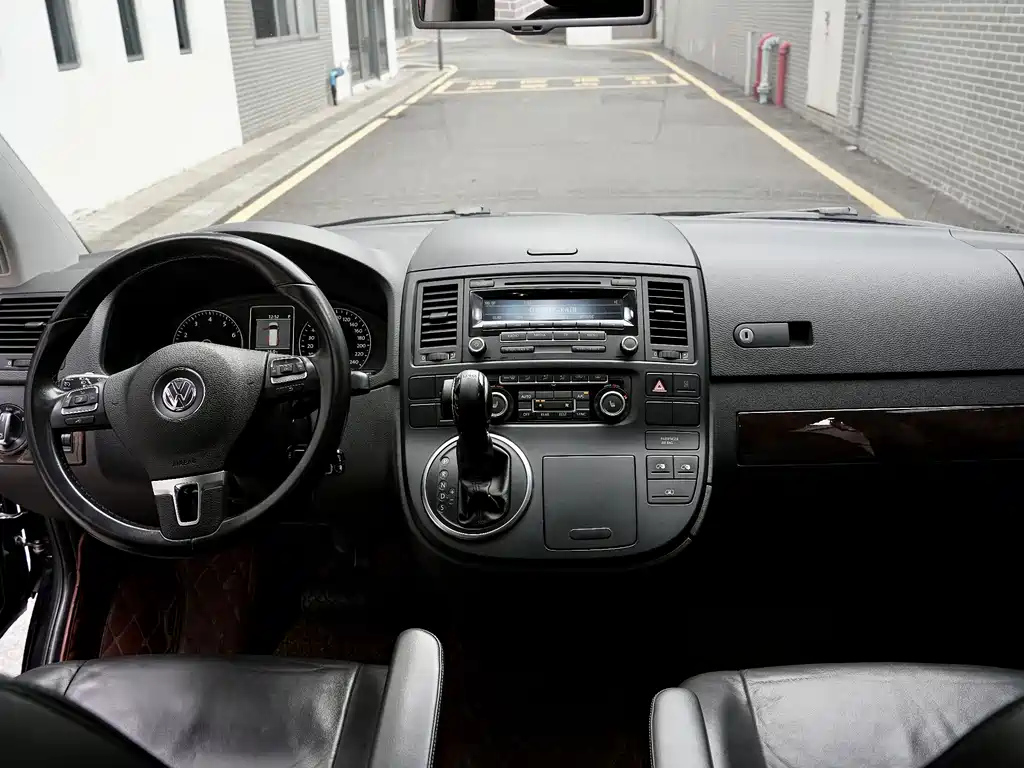 VOLKSWAGEN MULTIVAN 2016