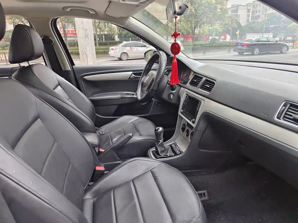 VOLKSWAGEN LAVIDA 2015