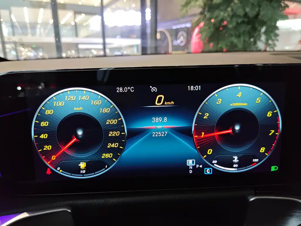 MERCEDES BENZ GLB 2023