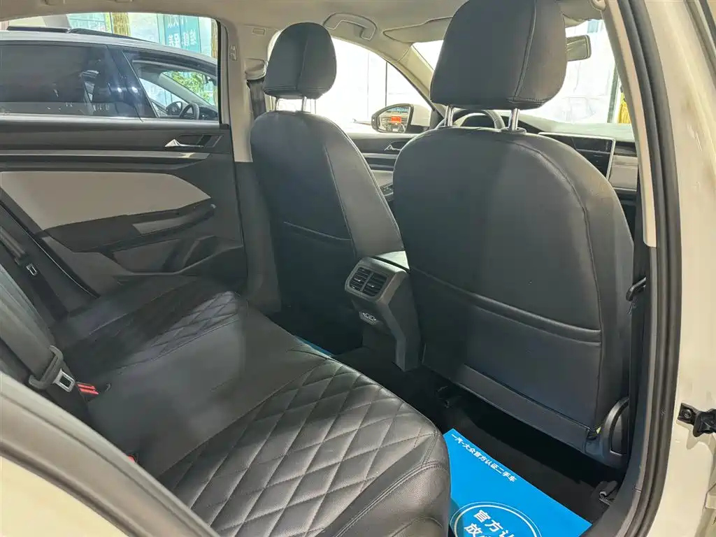 VOLKSWAGEN BORA 2023