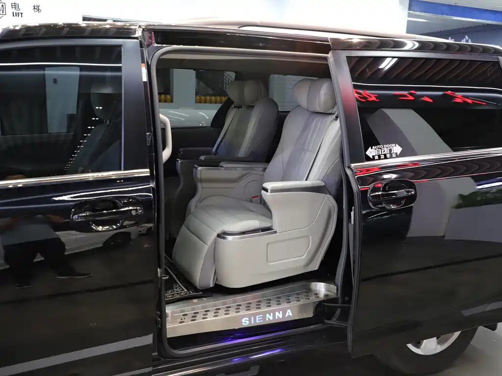 TOYOTA SIENNA 2018
