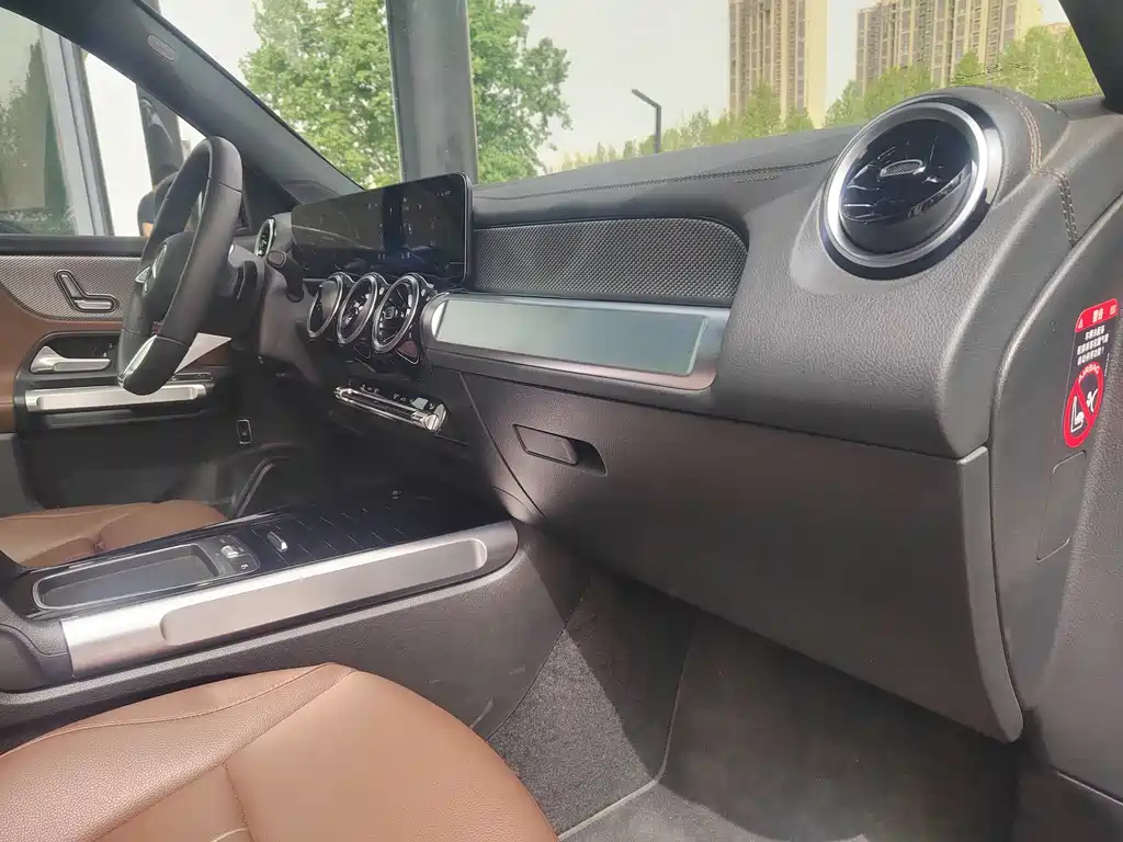 MERCEDES BENZ GLB 2024
