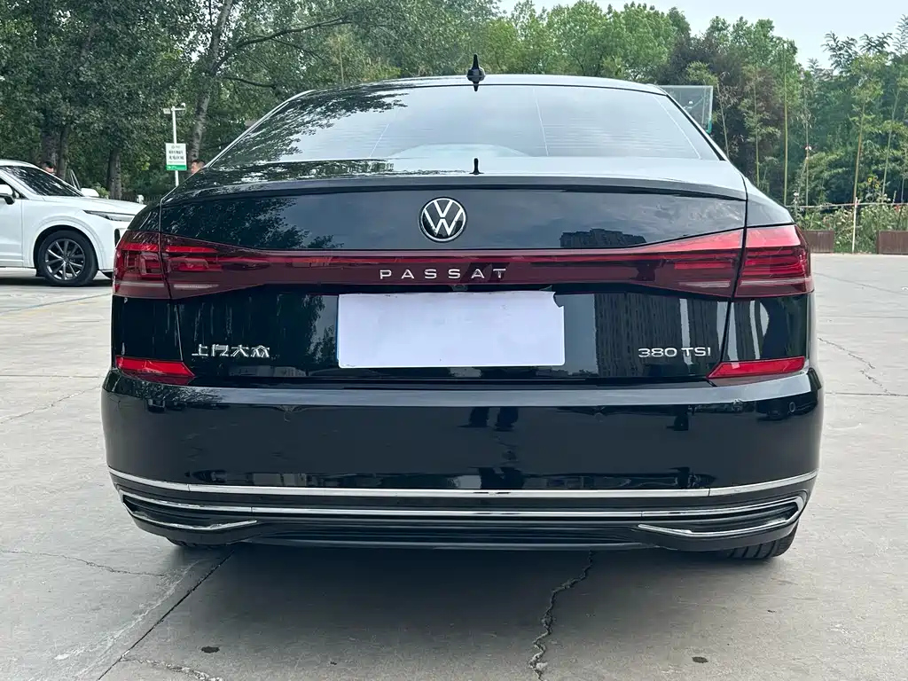 VOLKSWAGEN PASSAT 2024
