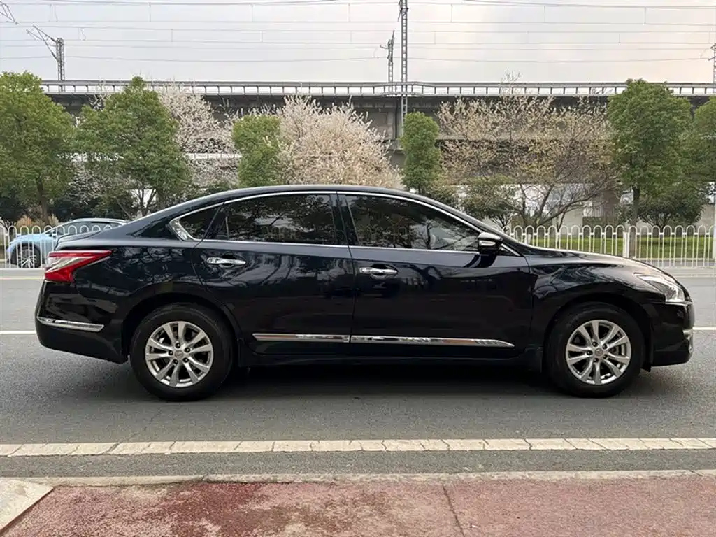 NISSAN TEANA 2015