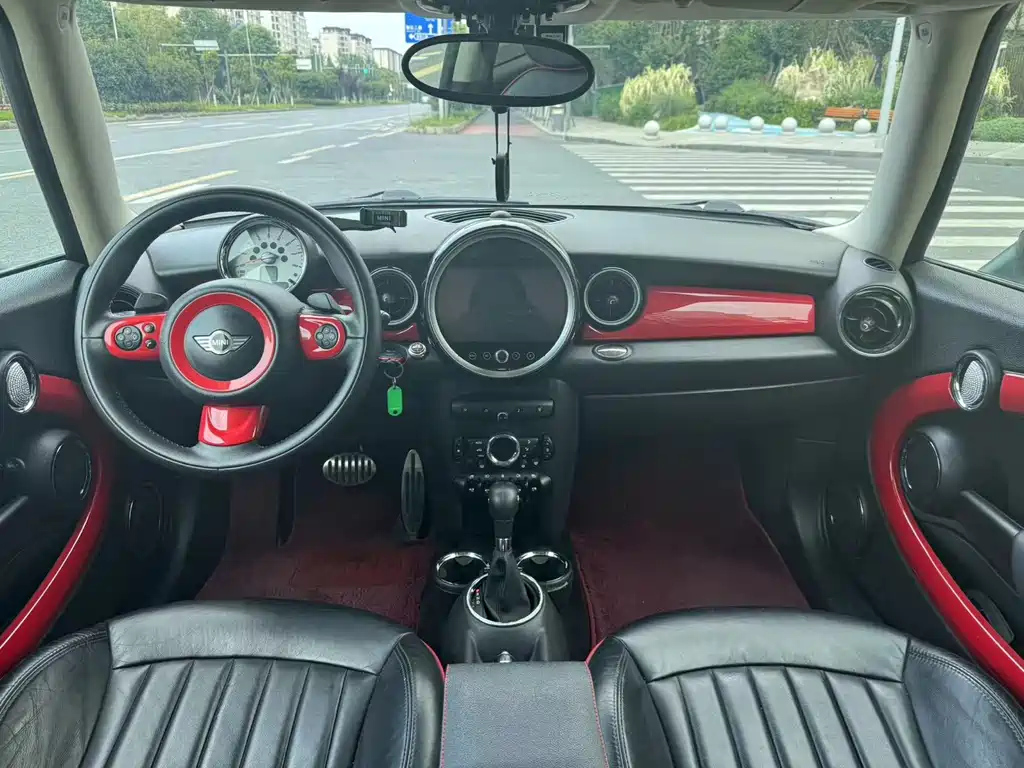 MINI CLUBMAN 2012