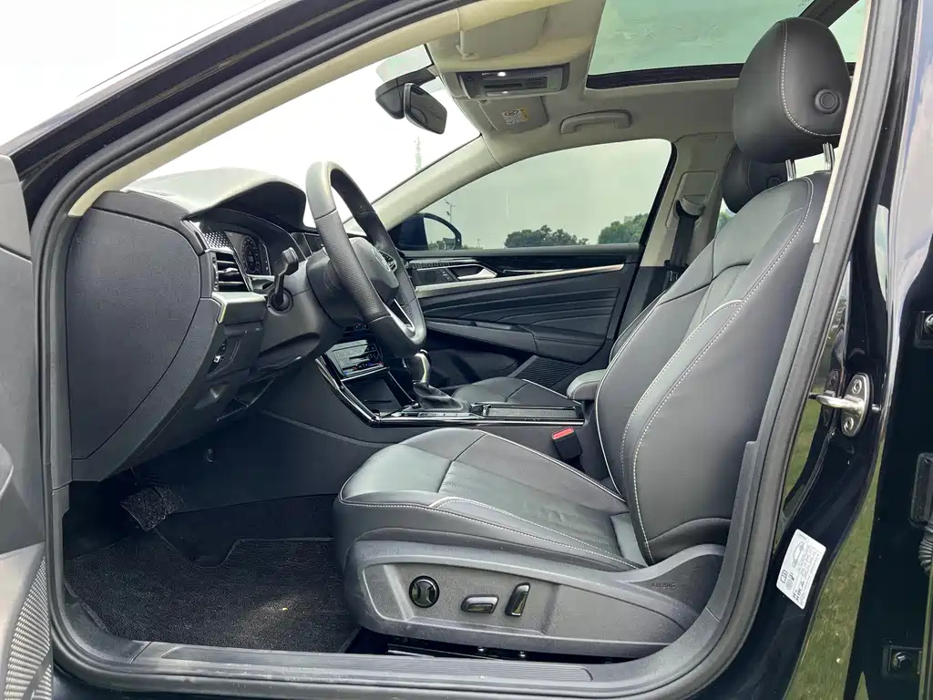 VOLKSWAGEN PASSAT 2023