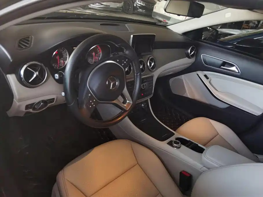 MERCEDES BENZ GLA 2015