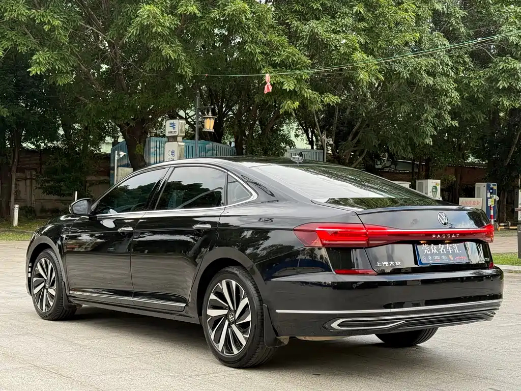 VOLKSWAGEN PASSAT 2024