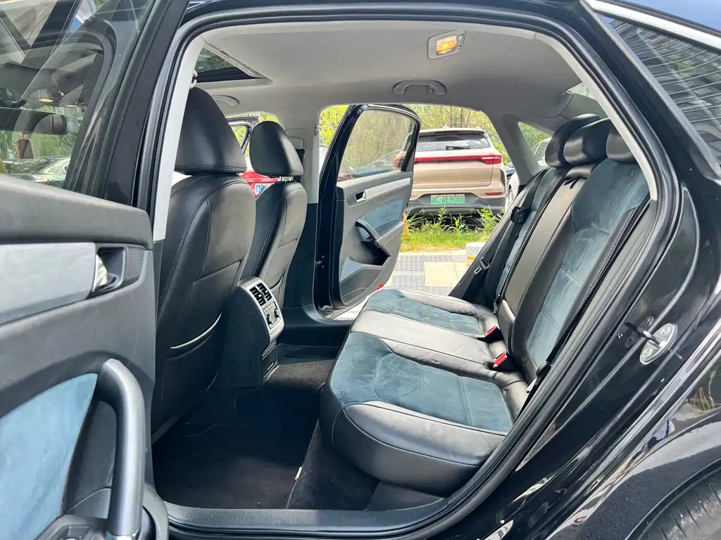 VOLKSWAGEN PASSAT 2014
