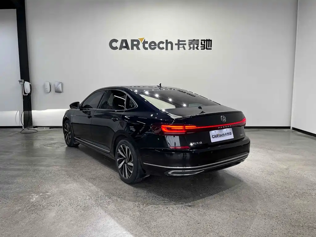 VOLKSWAGEN PASSAT 2024