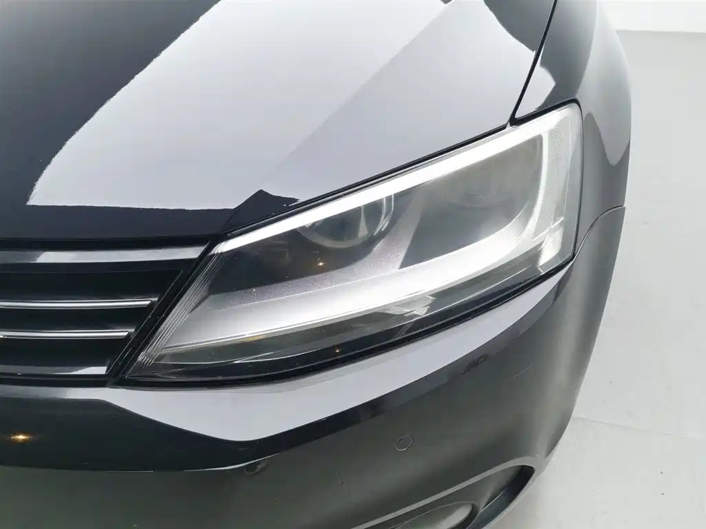 VOLKSWAGEN SAGITAR 2014