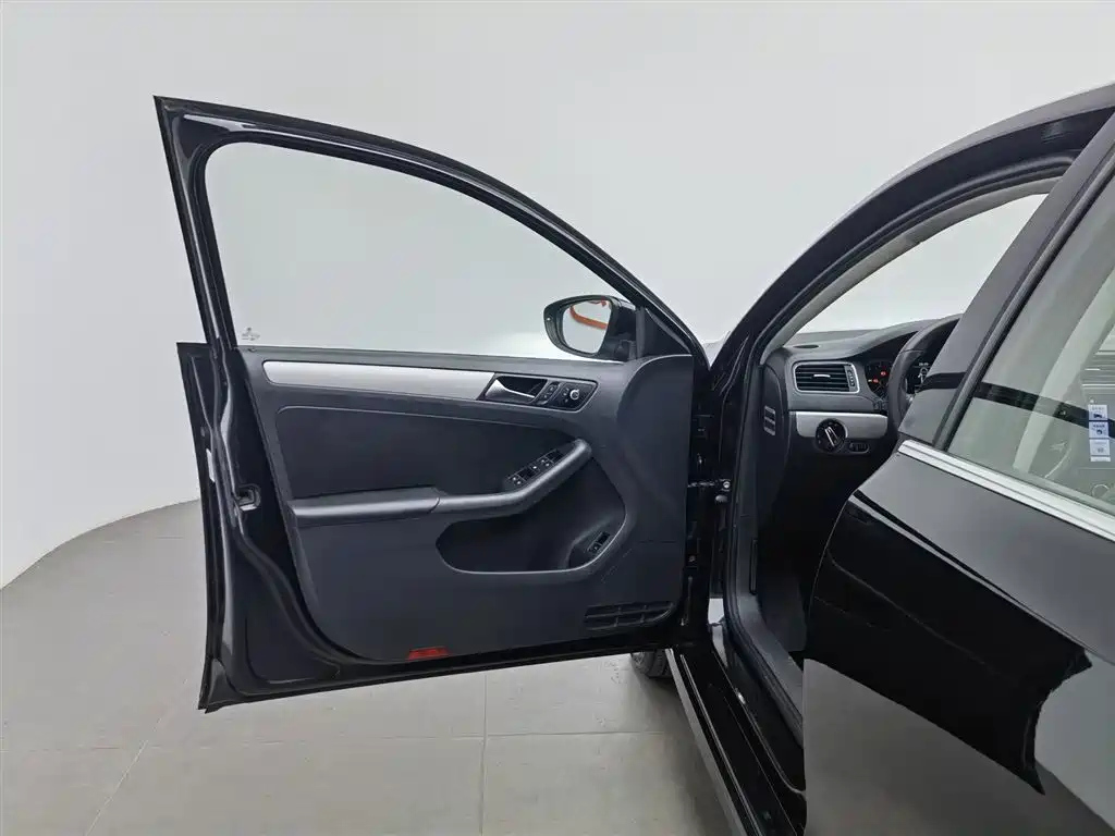 VOLKSWAGEN SAGITAR 2012