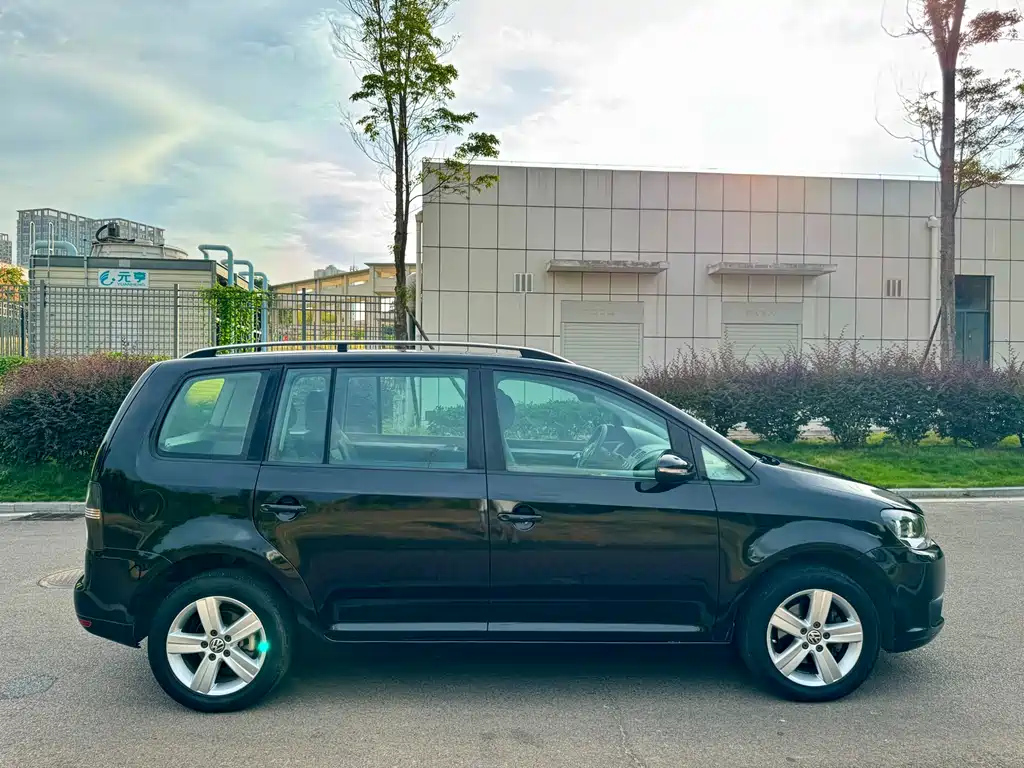 VOLKSWAGEN TOURAN 2015