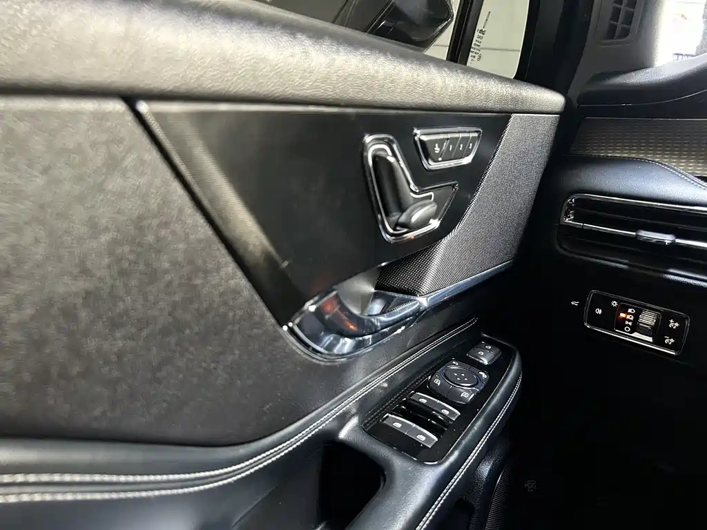 LINCOLN ADVENTURER 2022