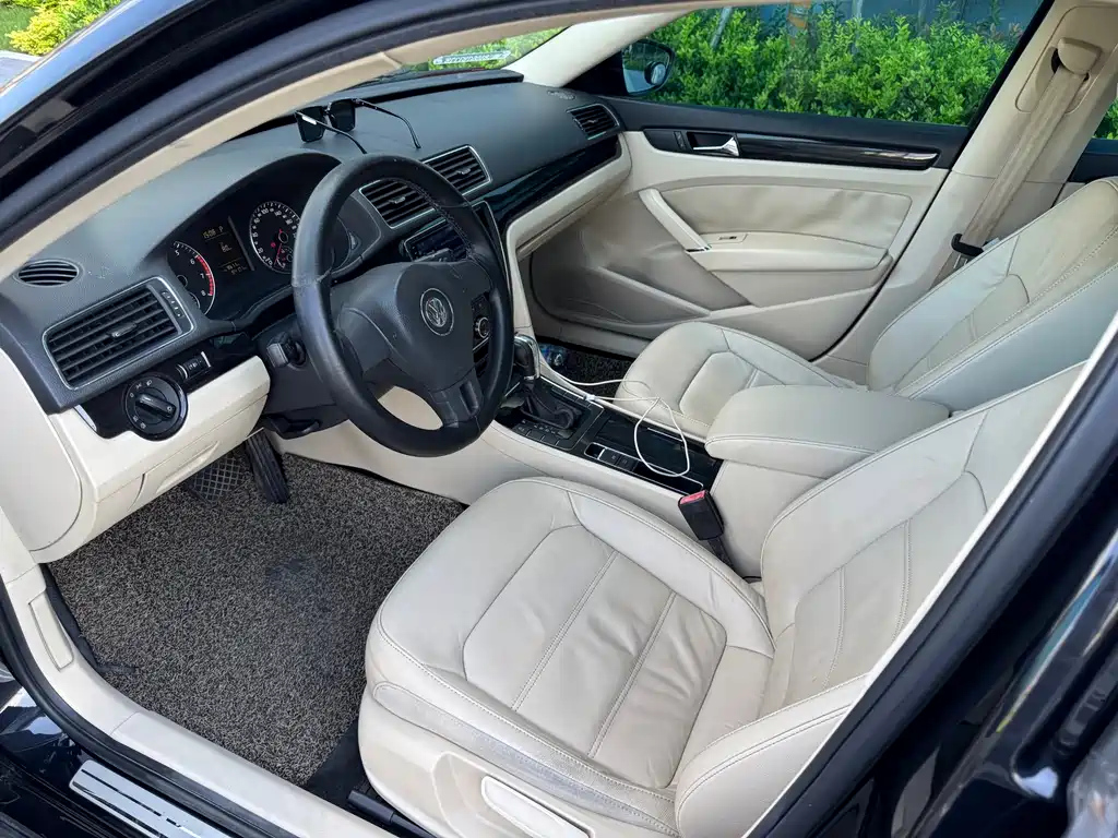 VOLKSWAGEN PASSAT 2012