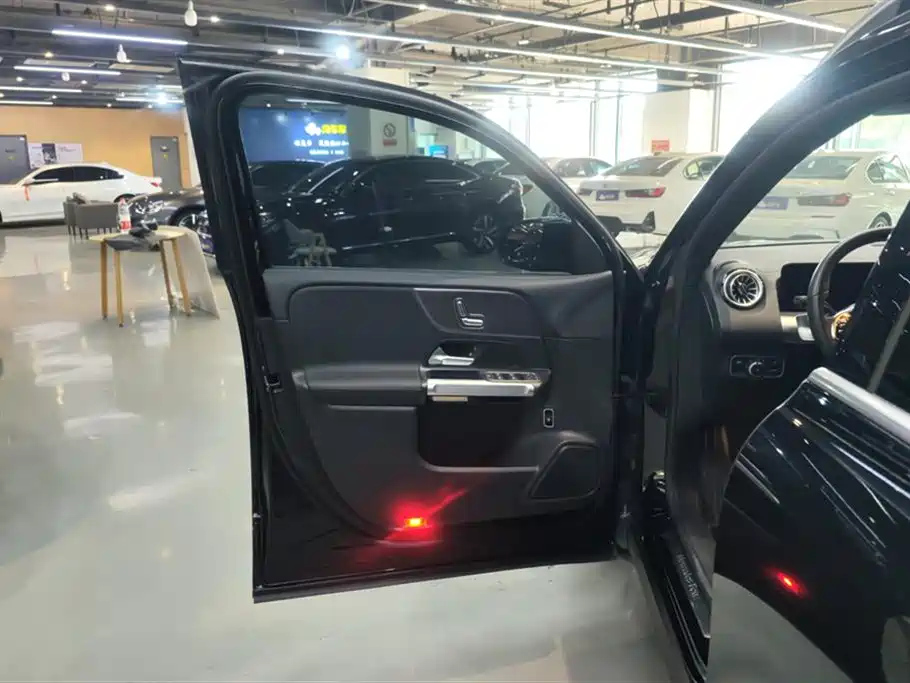 MERCEDES BENZ GLB 2023