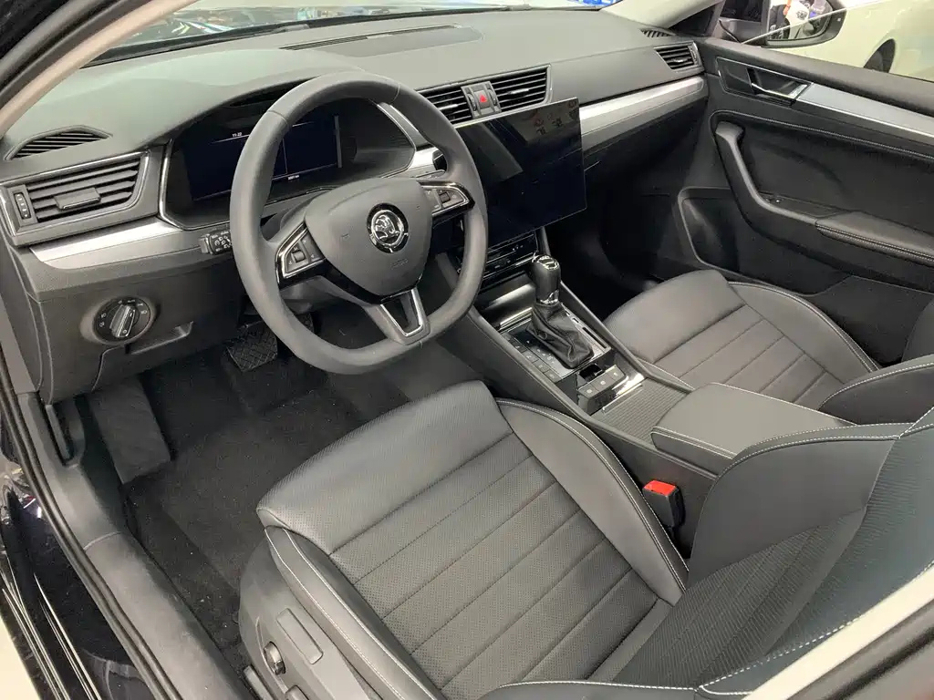 SKODA SUPERB 2025