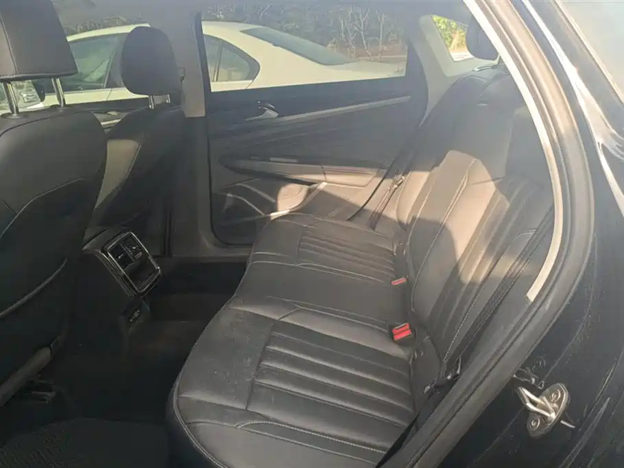 VOLKSWAGEN PASSAT 2024