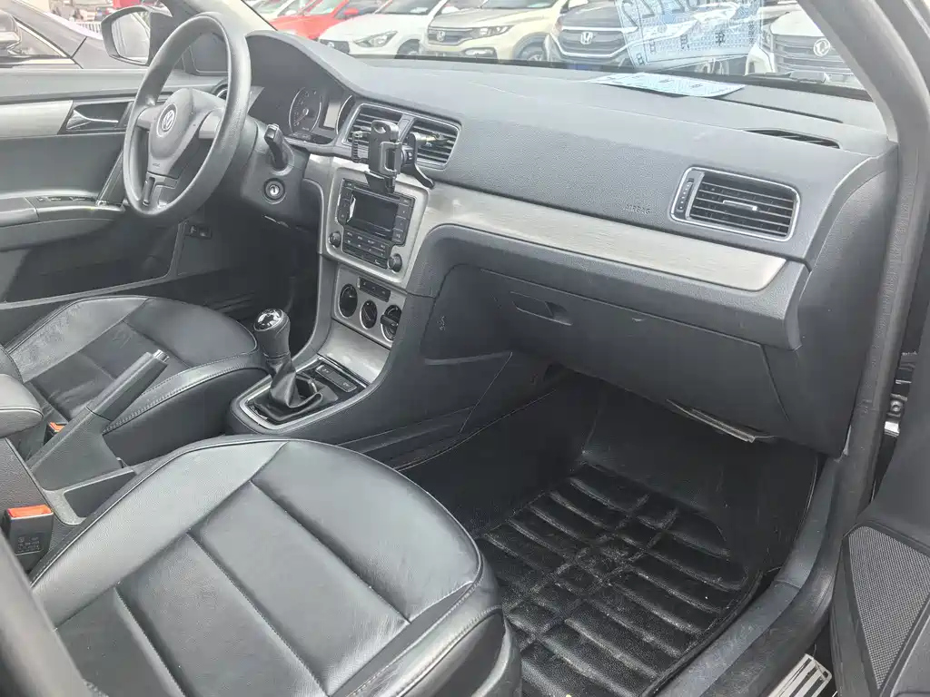VOLKSWAGEN LAVIDA 2013