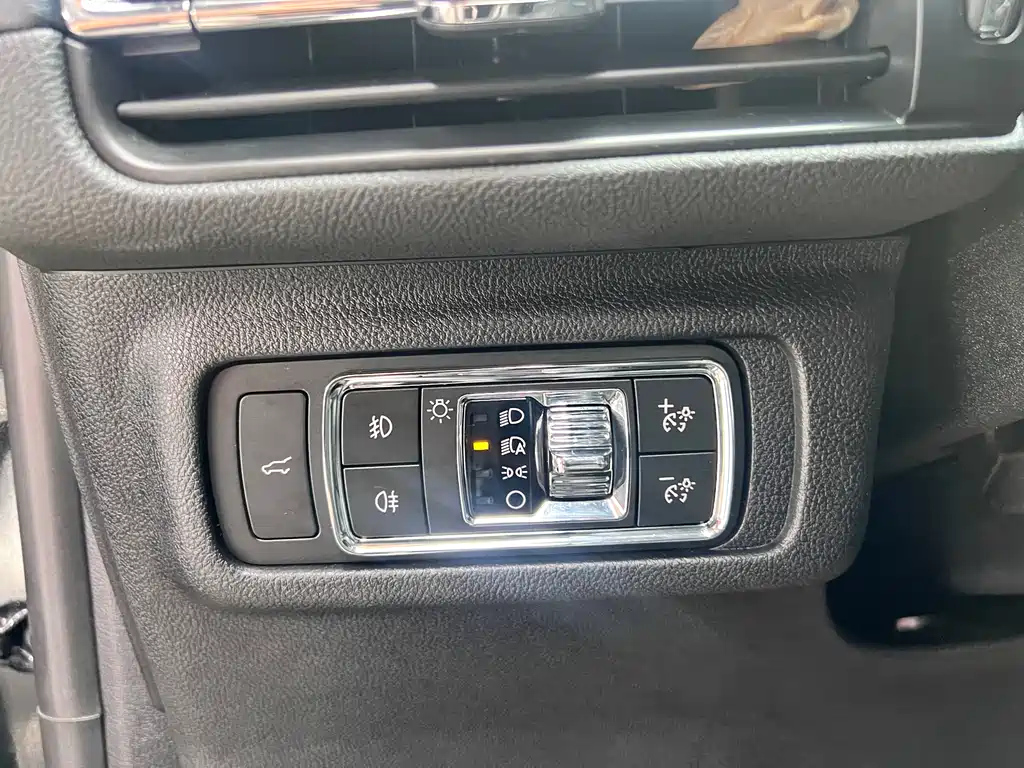 LINCOLN ADVENTURER 2020