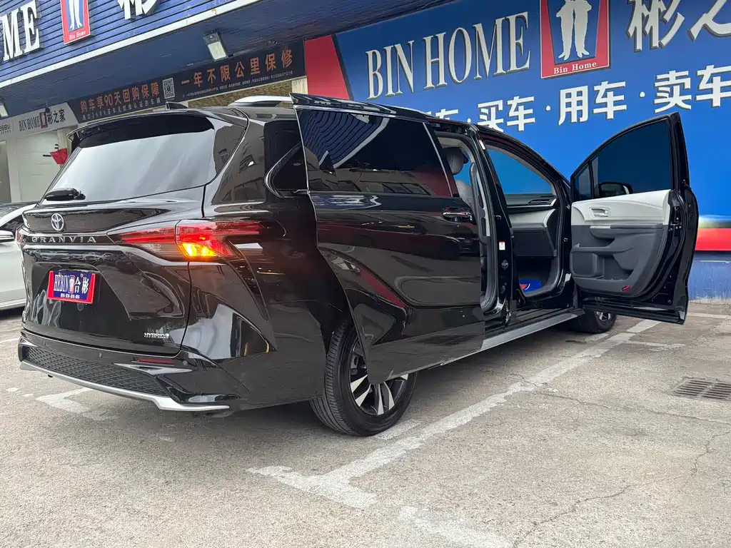 TOYOTA GRANVIA 2024