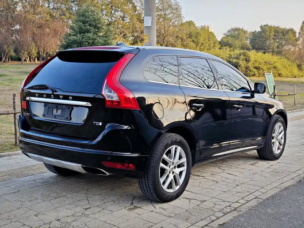 VOLVO XC60 2017
