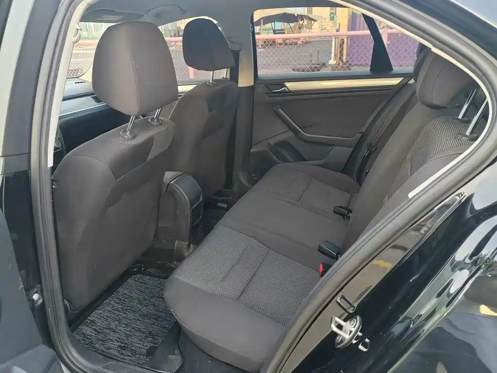 VOLKSWAGEN BORA 2016
