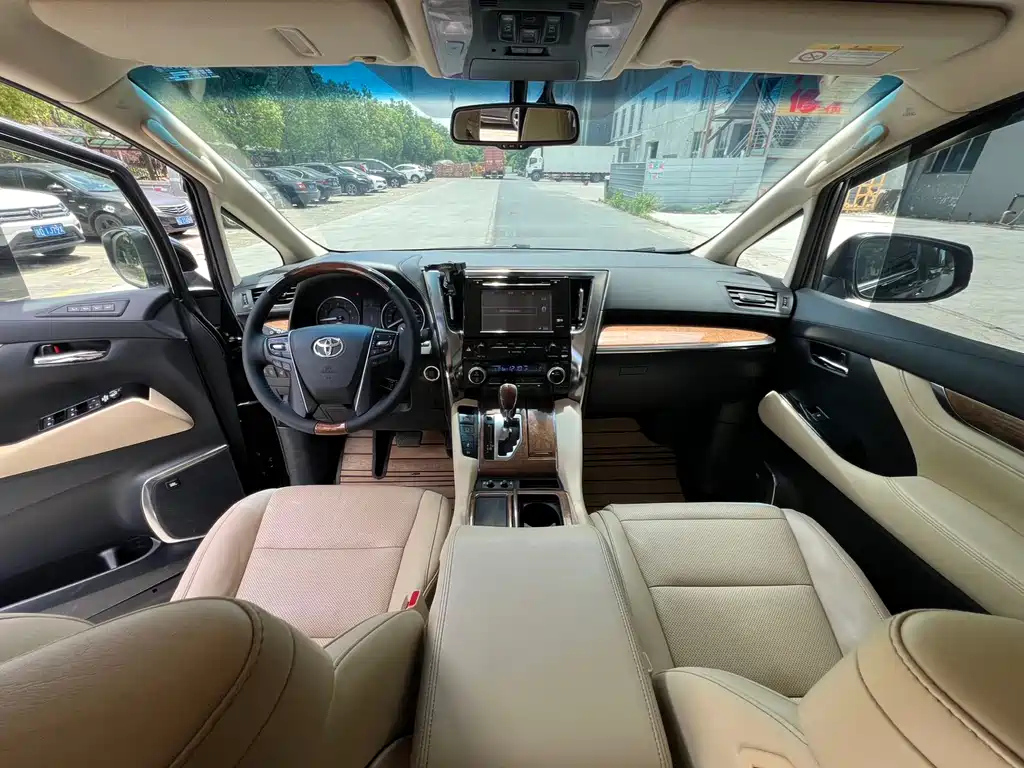TOYOTA ALPHARD 2015