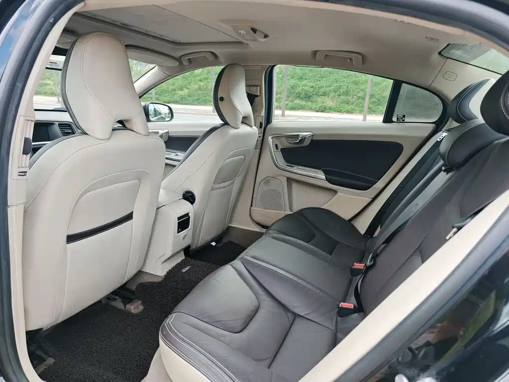 VOLVO S60 2015