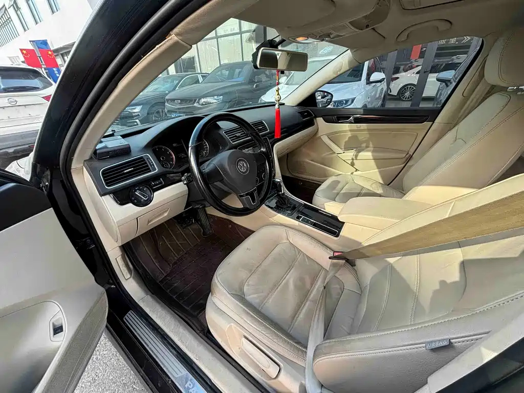 VOLKSWAGEN PASSAT 2014