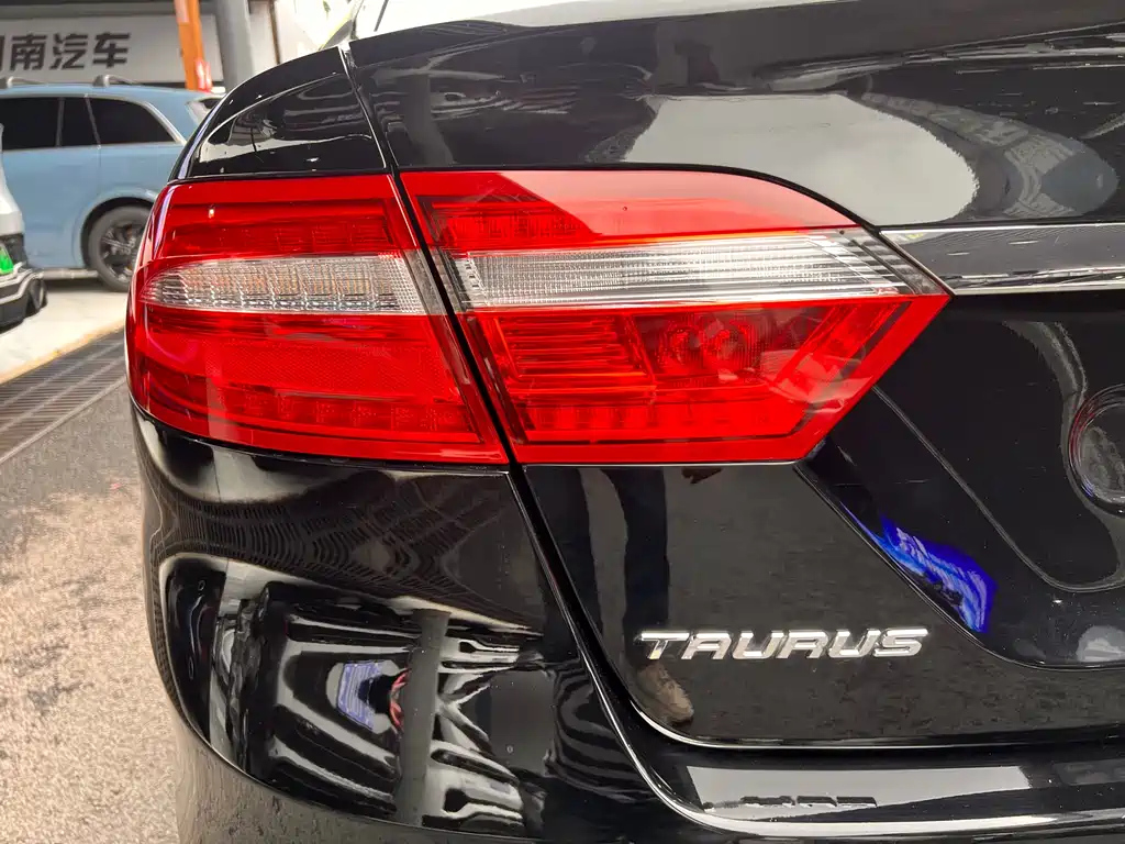 FORD TAURUS 2018